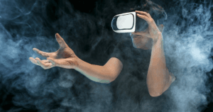 Imagem de homem com óculos VR, experimentando a realidade mista.