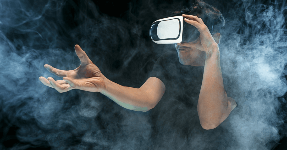 Imagem de homem com óculos VR, experimentando a realidade mista.